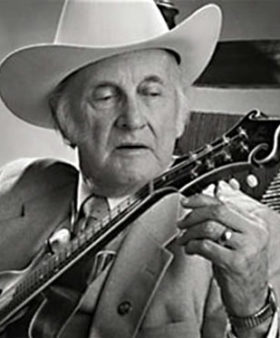 Bill Monroe stimmt seine Mandoline.