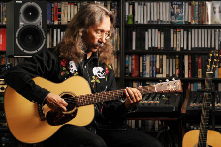 Peter Bursch spielt Gitarre.