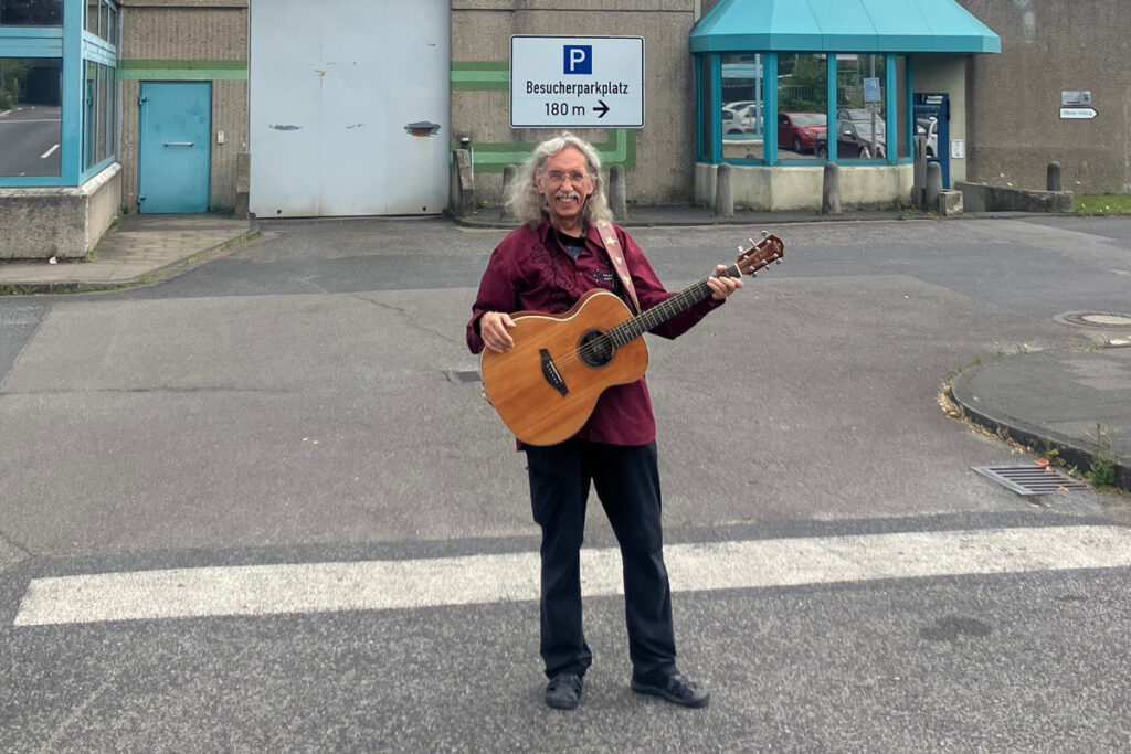 Peter Bursch vor der JVA Ossendorf.