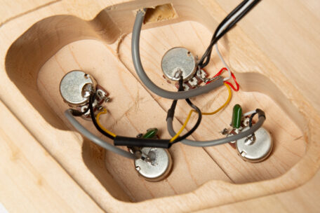 Bild eines E-Fachs einer E-Gitarre.