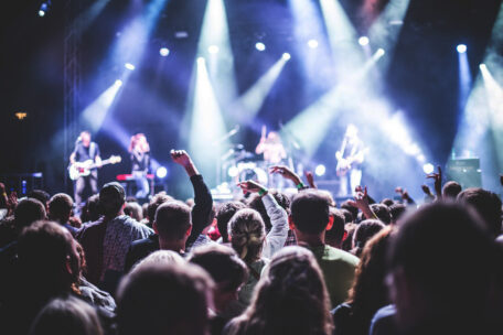 Bild eines Publikums vor einer Bühne.