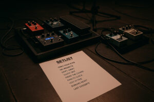 Tipps für Bands: Bild einer Setlist auf der Bühne.