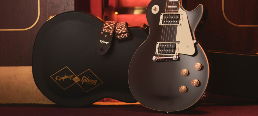 Lifestyle-Foto von Korpus der Epiphone Jeff Beck 1954 Les Paul Oxblood mit Koffer und Gurt
