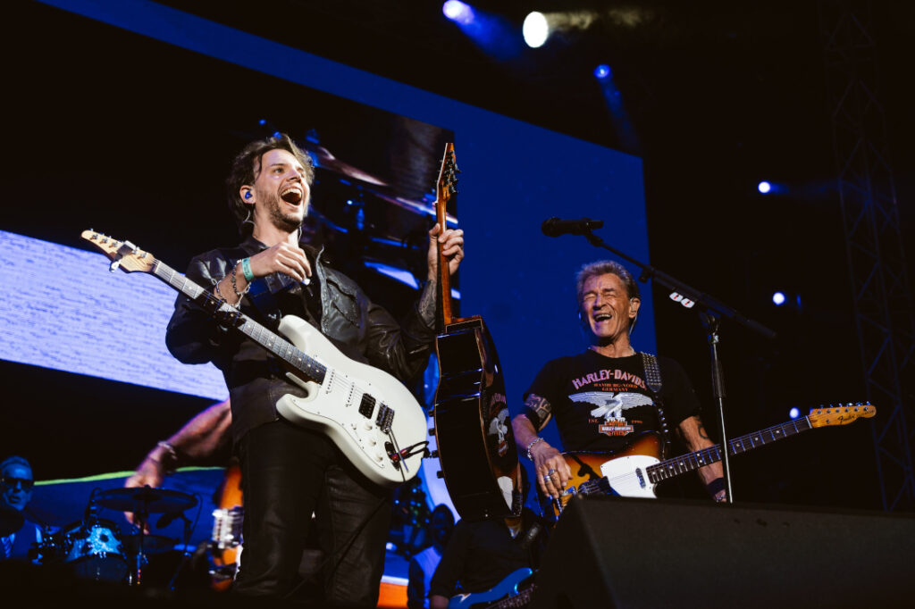 Peter Maffay mit Fan Peter Maffay und Gewinner auf Bühne bei Love Places 2025 Konzert