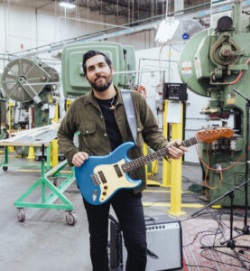 Ariel Posen mit seiner Gitarre in der Fender Facility.