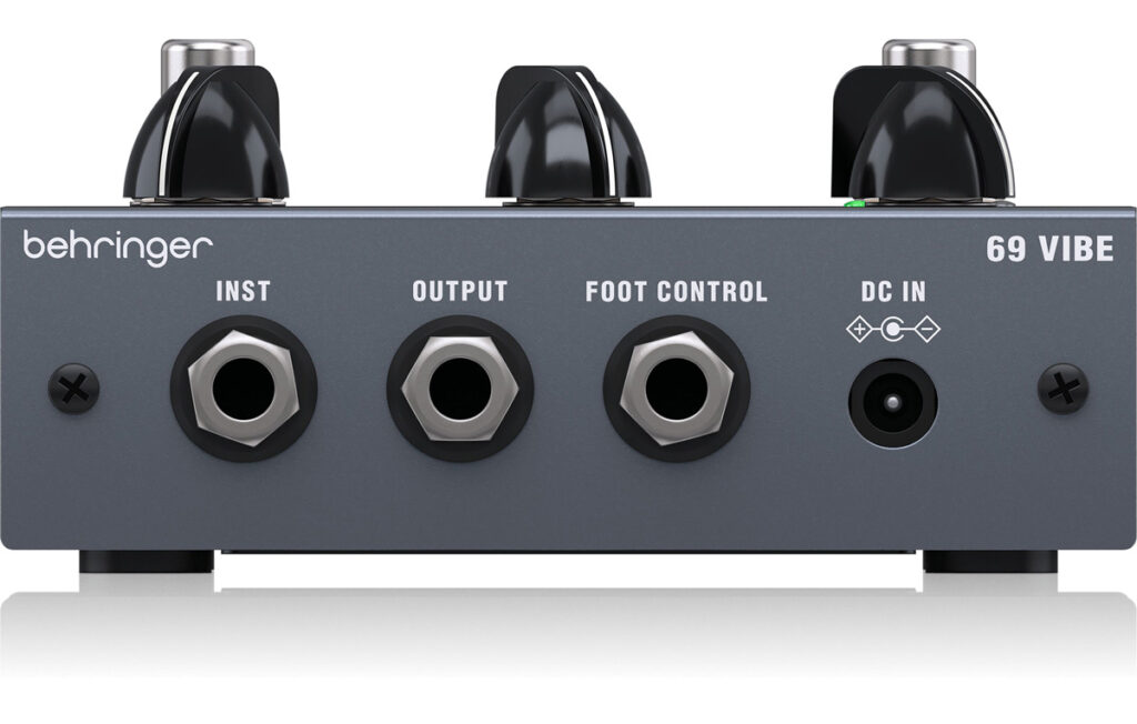 Anschlüsse des Behringer 69 Vibe.