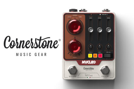 Cornerstone Nucleo Effektpedal und Cornerstone-Logo.