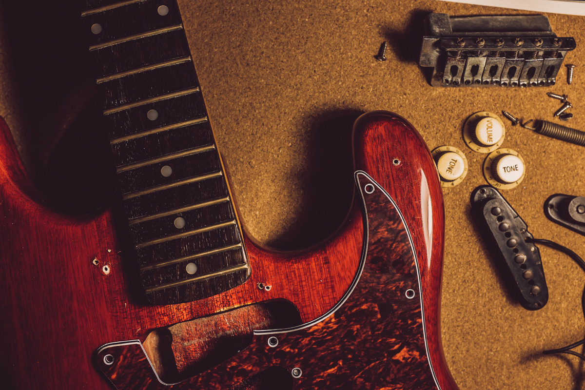 E-Gitarre mit demontiertem Schlagbrett auf der Werkbank.