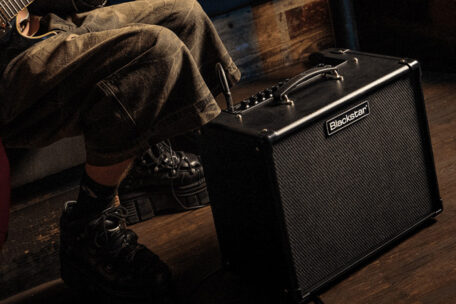 Gitarrist mit Blackstar Combo-Verstärker.