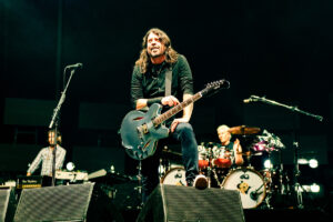 Dave Grohl auf der Bühne mit seiner Epiphone DG-335 E-Gitarre.