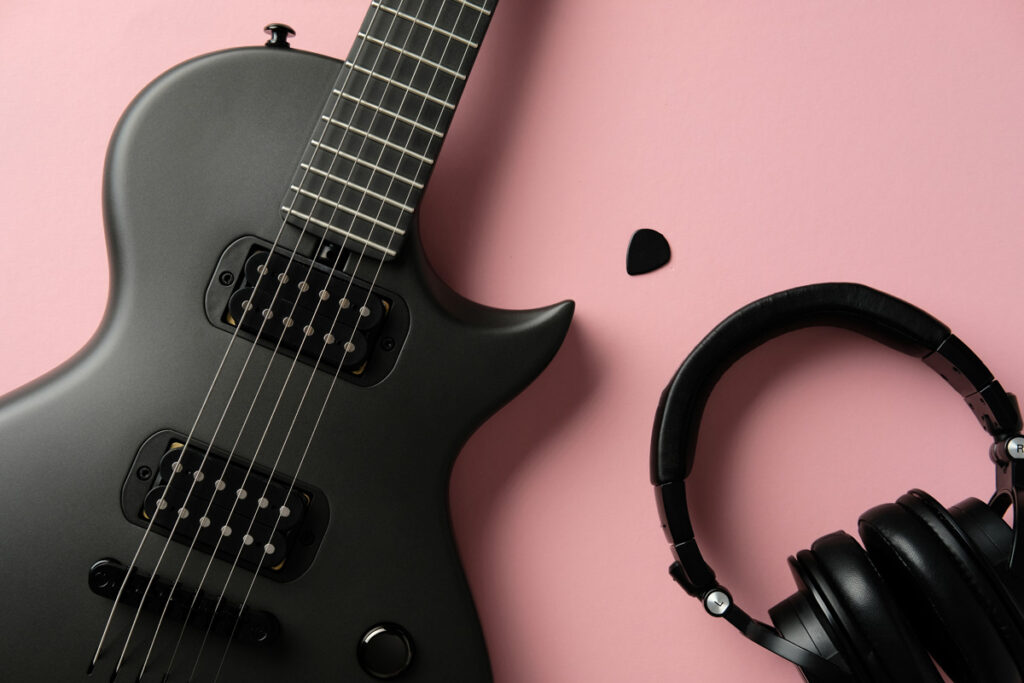 E-Gitarre mit Plektrum und Kopfhörern.