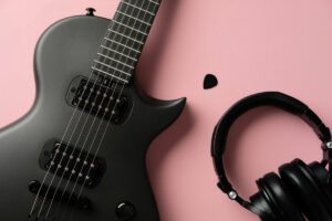 E-Gitarre mit Plektrum und Kopfhörern.