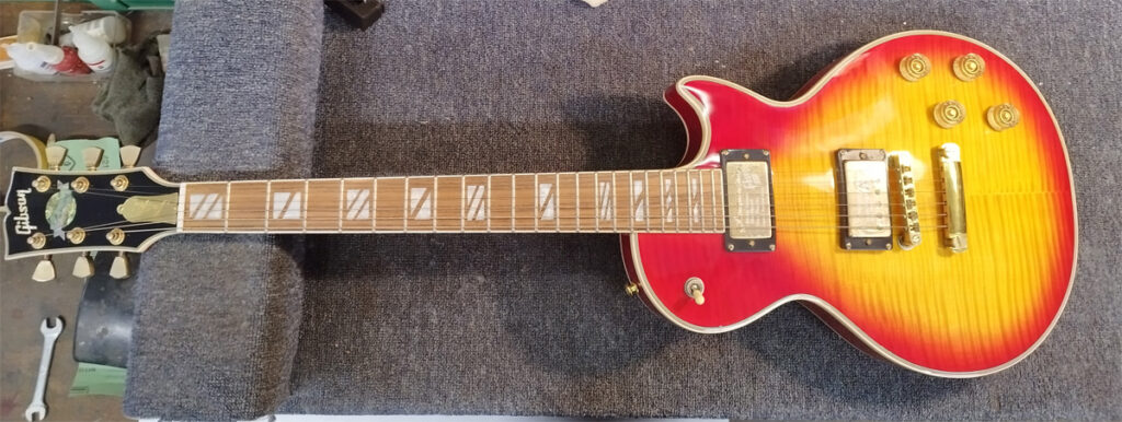 Gefälschte Gibson Les Paul Supreme auf der Werkbank.