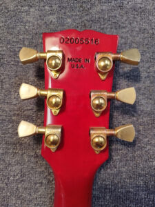 Kopfplattenrückseite einer gefälschten Gibson Les Paul Supreme.
