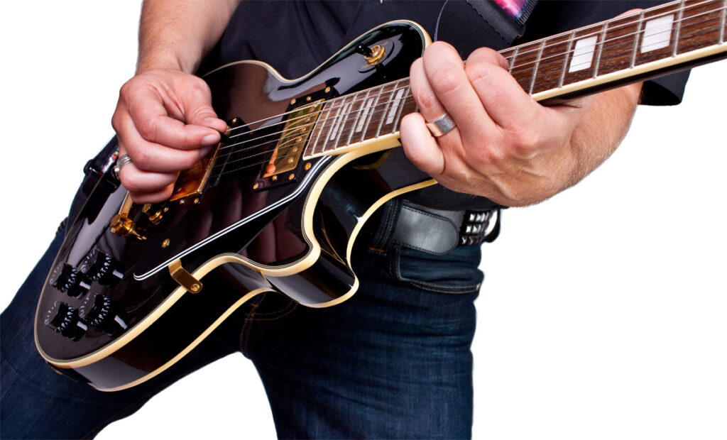 Gitarrist spielt schwarze Les Paul E-Gitarre am Gurt.