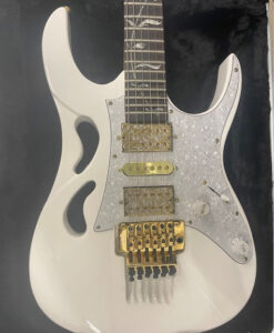 Korpusbild einer gefälschten Ibanez PIA E-Gitarre.