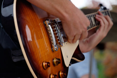 Gitarrist beim Spielen einer Les Paul E-Gitarre.
