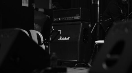 Marshall Gitarrenlautsprecherbox mit Verstärker in Tonstudio. Samuel Jerónimo