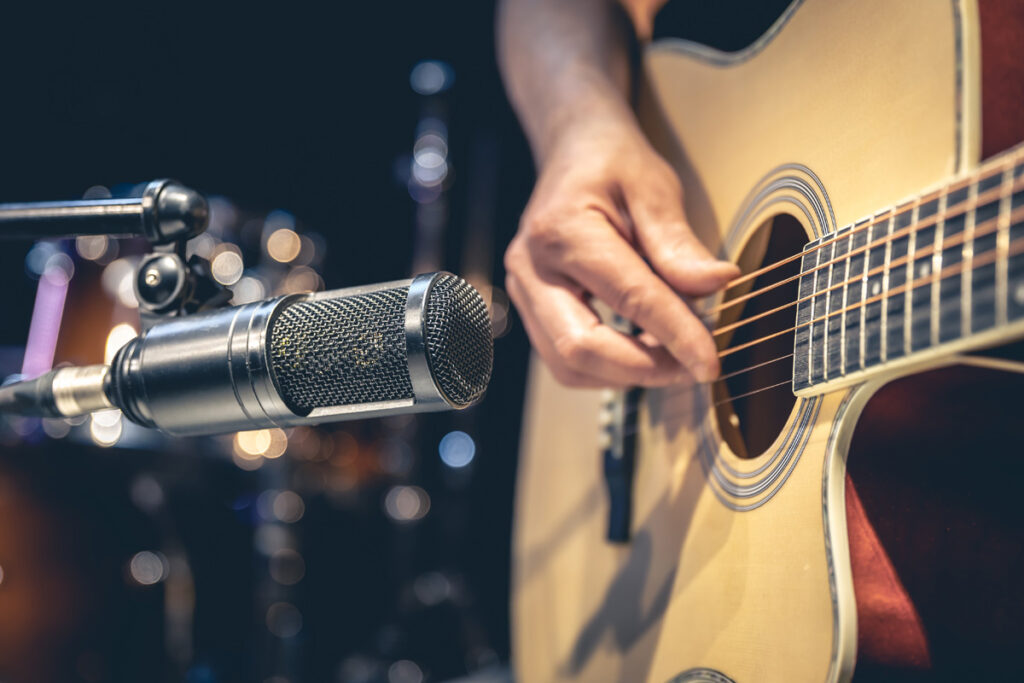 Mikrofon und Akustikgitarre.