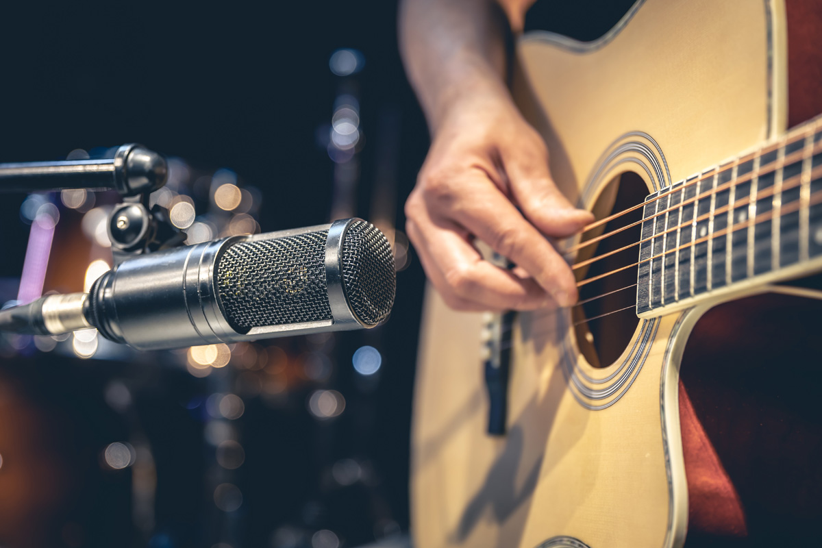 Mikrofon und Akustikgitarre.