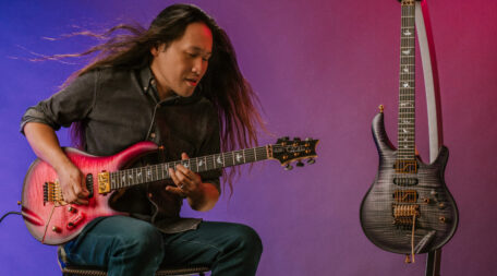 Hermann Li spielt E-Gitarre auf der PRS Chleo Limited Edition