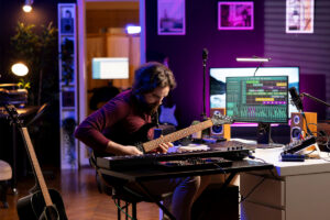 E-Gitarrist im Home Recording Studio.