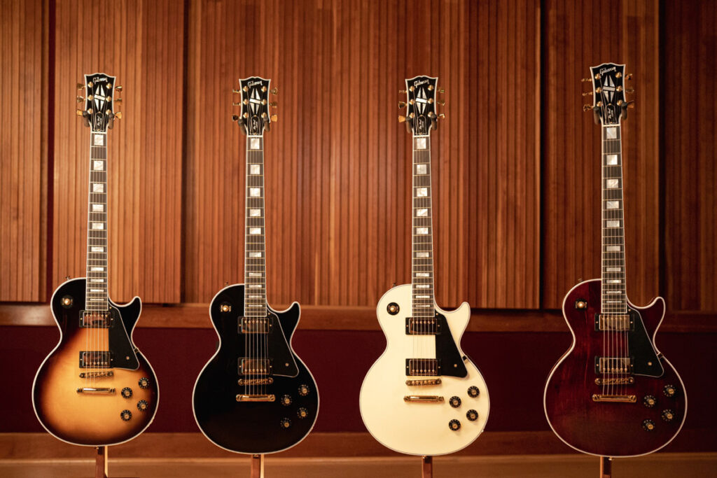 Übersicht der vier Gibson Les Paul Custom 70s E-Gitarren.