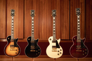 Übersicht der vier Gibson Les Paul Custom 70s E-Gitarren.