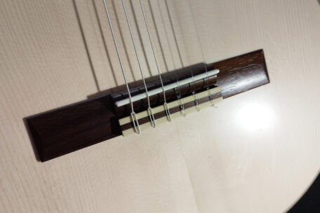 Steg einer Konzertgitarre.