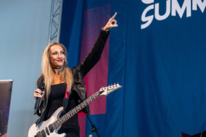 Workshop mit Nita Strauss auf dem Guitar Summit 2024 Workshop mit Nita Strauss auf einer Bühne auf dem Guitar Summit 2024.