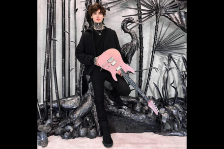 Tim Henson mit Signature E-Gitarre.