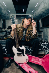 Yungblud mit seiner Signature SG Jr.