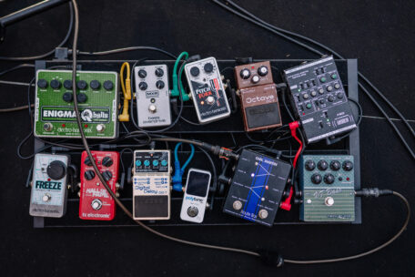Pedalboard mit Effektpedalen.