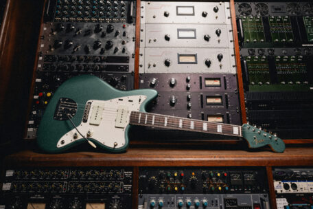 Fender Jazzmaster vor Studio-Equipment.