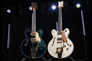 Gretsch LTD Falcon Center Block Double-Cut String-Thru Bigsby in Midnight Sapphire und Vintage White.