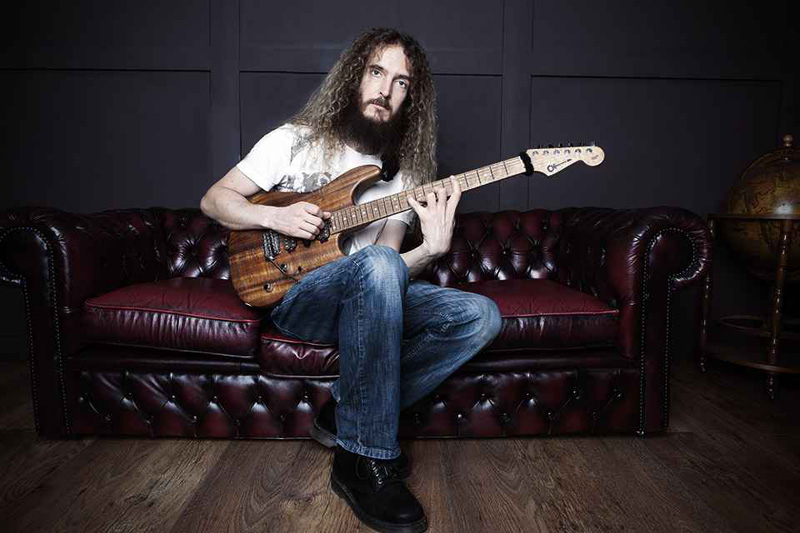Guthrie Govan mit Charvel E-Gitarre.