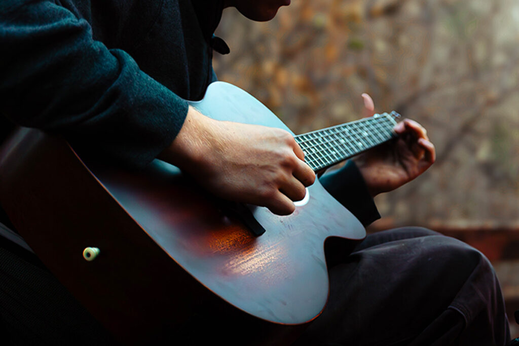 Gitarrist mit Martin Westerngitarre.