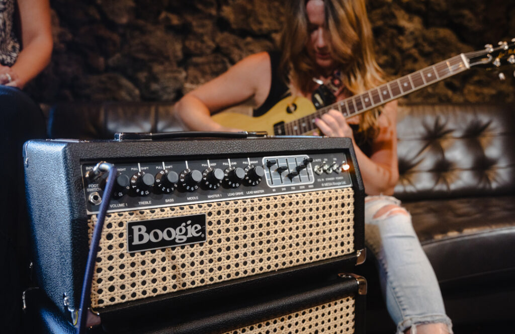 Mesa Boogie Mark IIC+ HRG Verstärker mit Gitarristin im Hintergrund