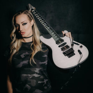 Gitarristin Nita Strauss mit Ibanez E-Gitarre.