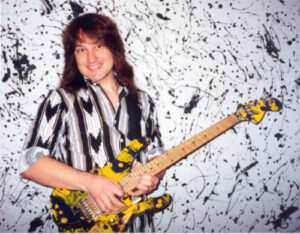 Gitarrist Ron Jarzombek mit E-Gitarre