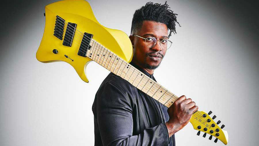 Tosin Abasi mit E-Gitarre