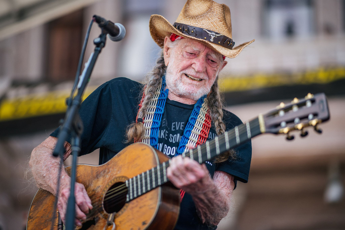 Willie Nelson mit "Trigger" auf der Bühne