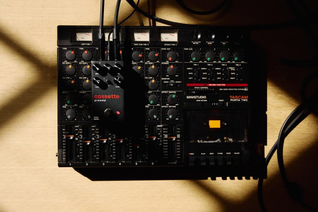 Der Color Audio Cassette Preamp auf einem Tascam Porta Two – ein Pedal, das genau den Vorstufen-Charakter jener klassischen Portastudios authentisch nachzeichnet.