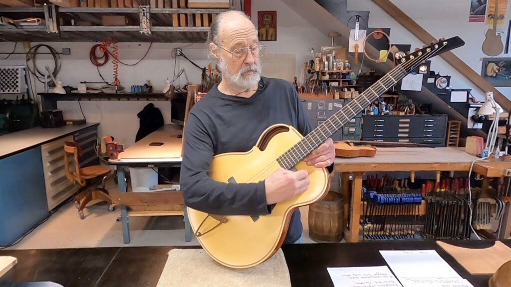 Ken Parker mit Archtop-Gitarre.