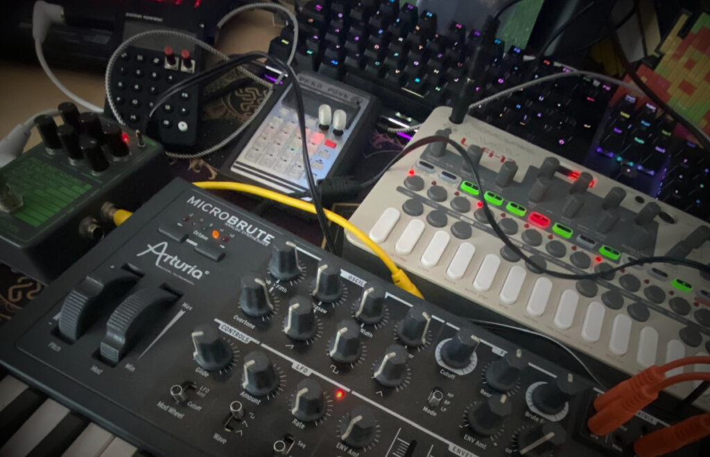 Lofi Synthesizer und Sampler  Synthesizer und Sampler verkabelt auf Schreibtisch