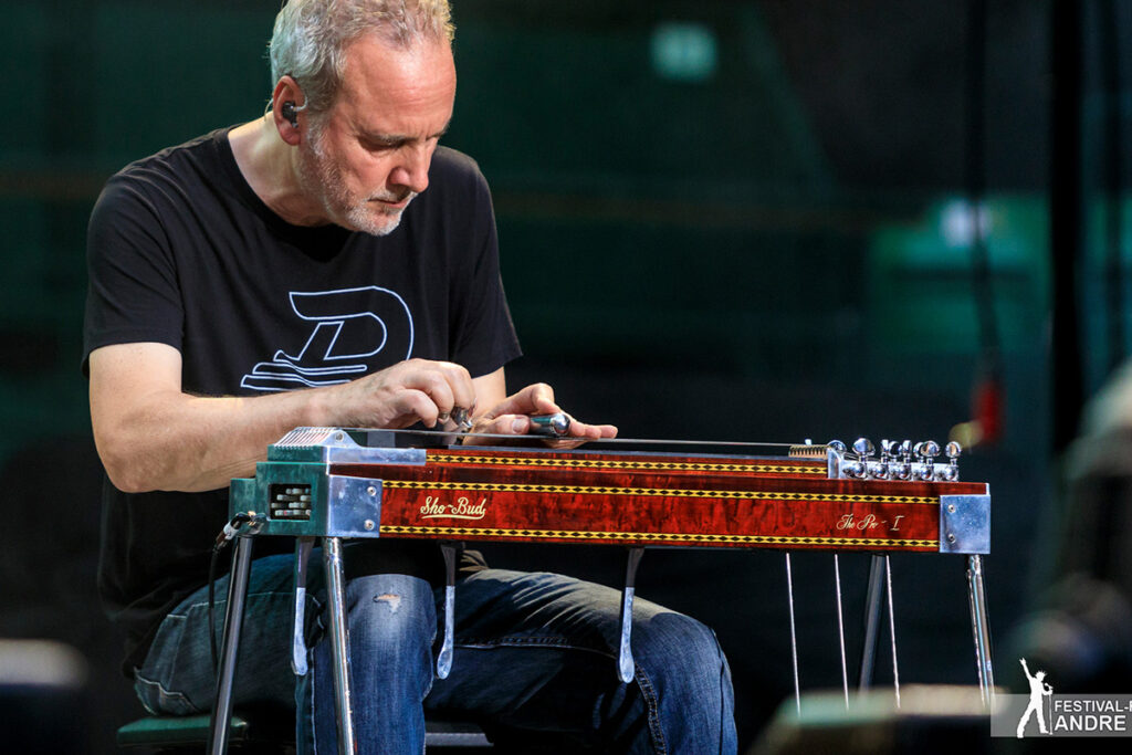 Martin Huch auf der Bühne mit Lap Steel