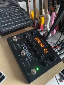 ToneX Modeler Pedal und Gitarre Lofi Roland SP-404 Sampler, ToneX Modeler Pedal und Gitarren