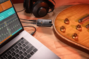 IK Multimedia TONEX Plug mit Laptop, Kopfhörern und E-Gitarre