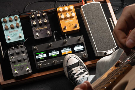 Universal Audio Pedale auf einem Pedalboard.