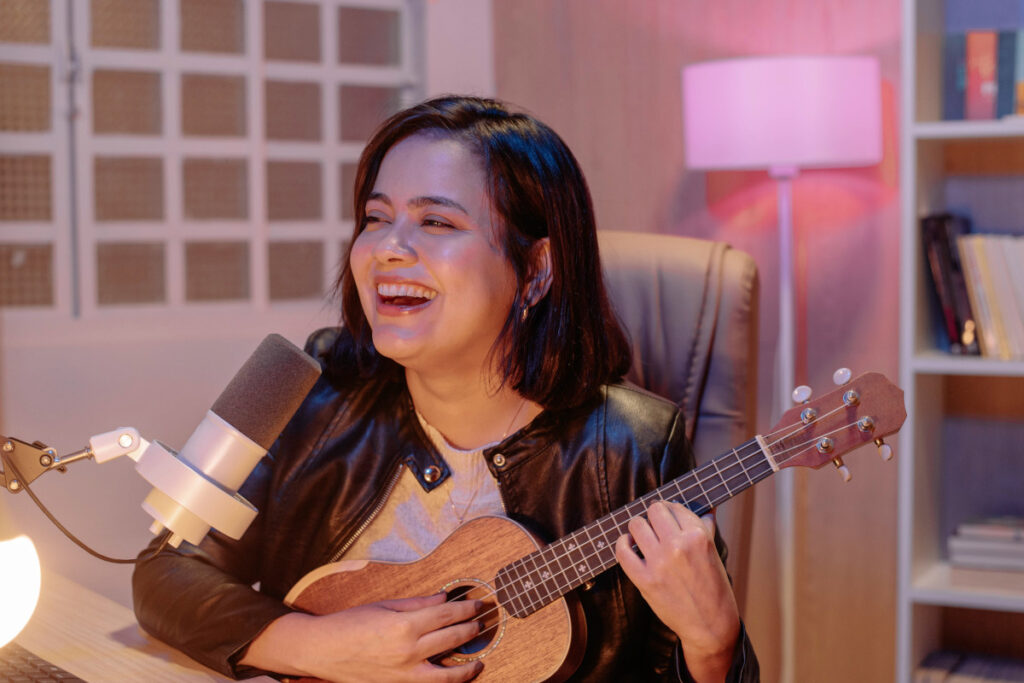 Frau, der Ukulele spielen Spaß macht